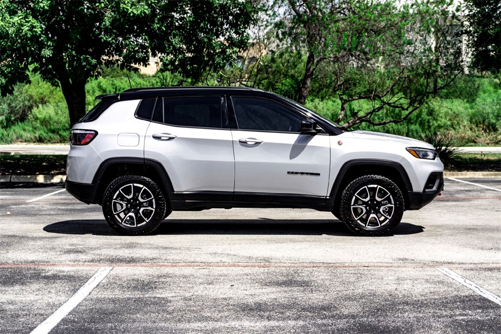 2024 Jeep Compass Trailhawk photo 3