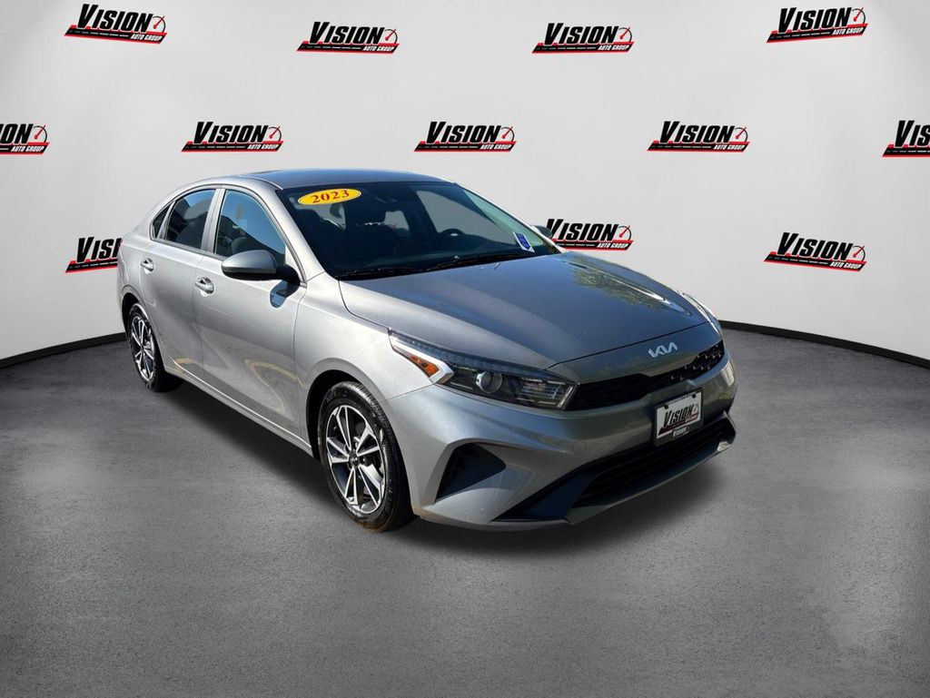 2023 Kia Forte LXS photo 3