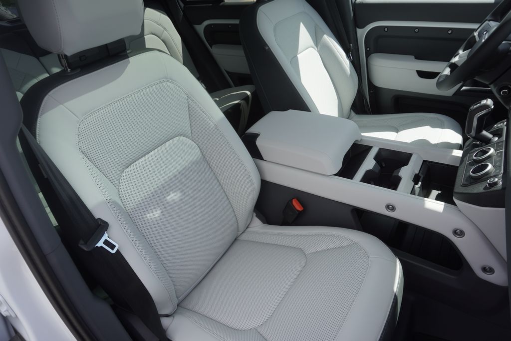 2025 Land Rover Defender 110 S photo 22