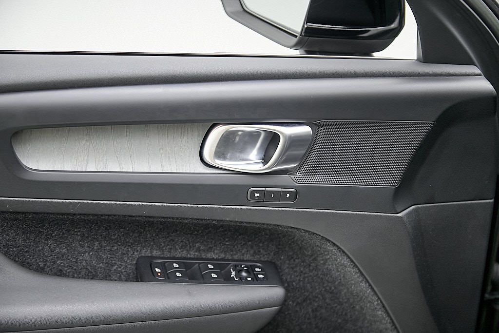 2023 VOLVO XC40 - Image 11