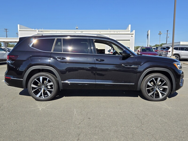2026 Volkswagen Atlas SEL Premium R-Line photo 2