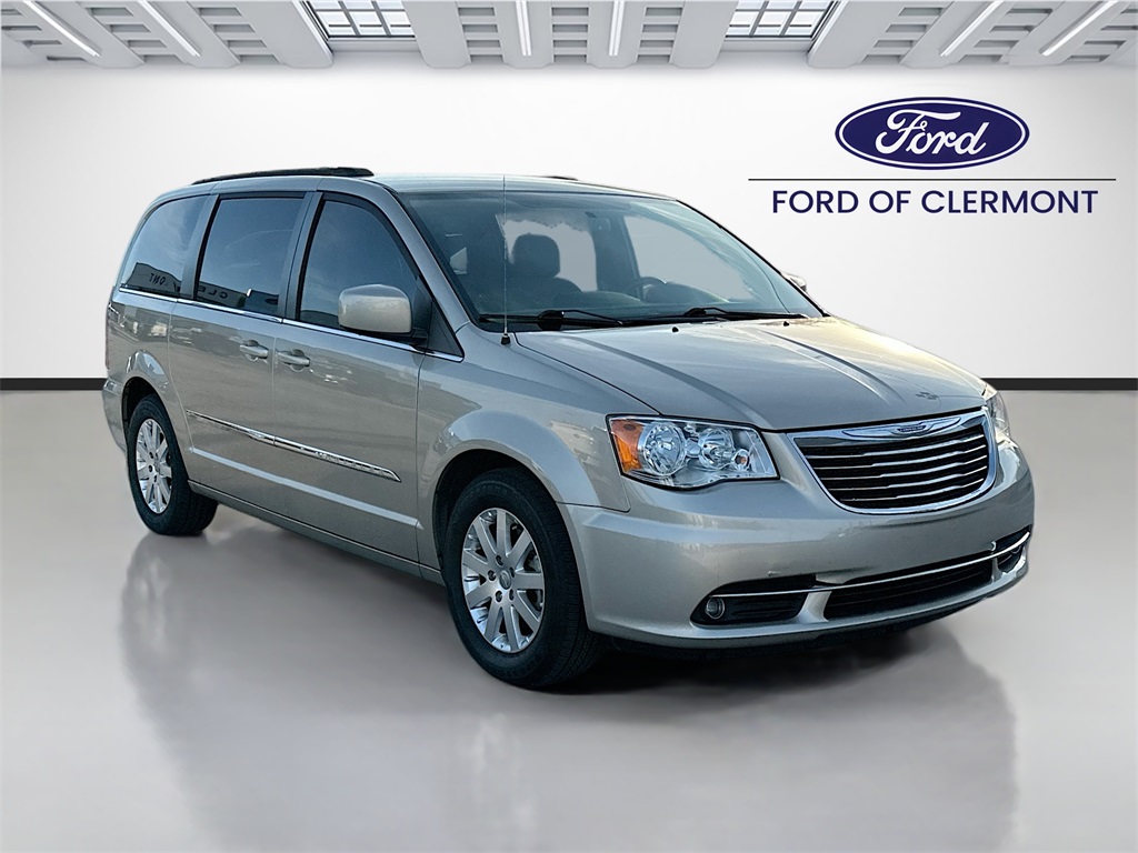 2015 Chrysler Town & Country Touring's photo