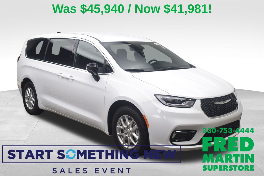 2026 Chrysler Pacifica Select's photo