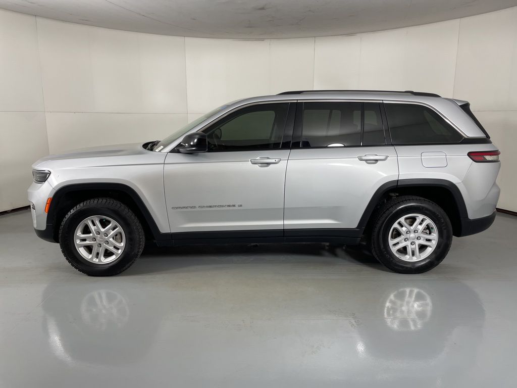 2023 Jeep Grand Cherokee Laredo photo 3