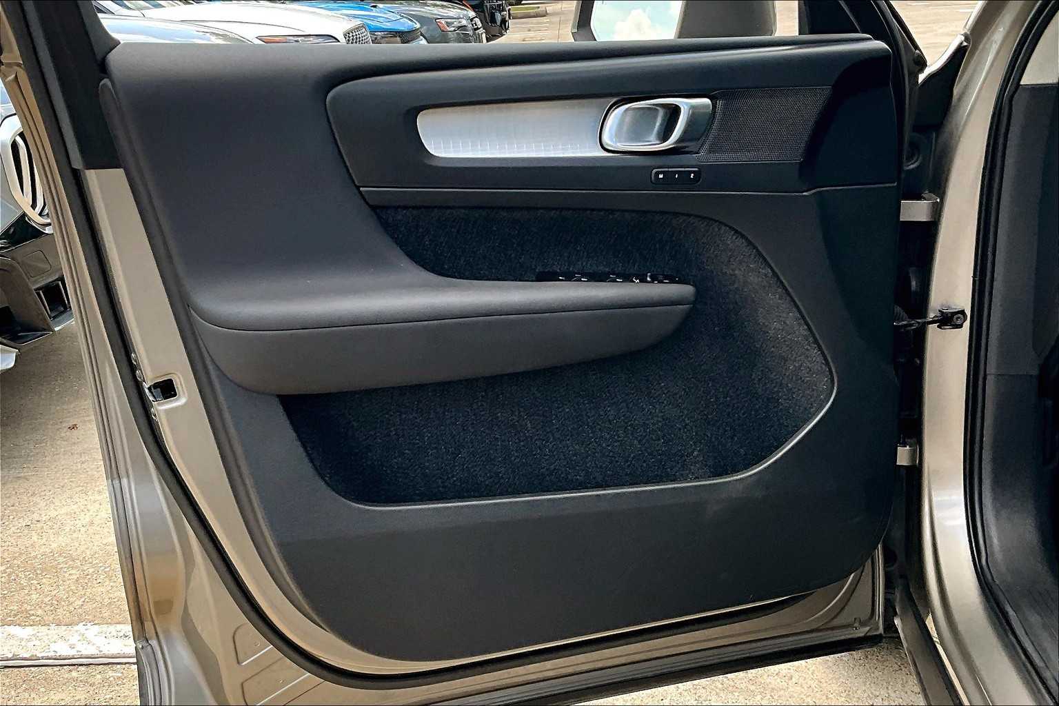2022 Volvo XC40 Momentum photo 19