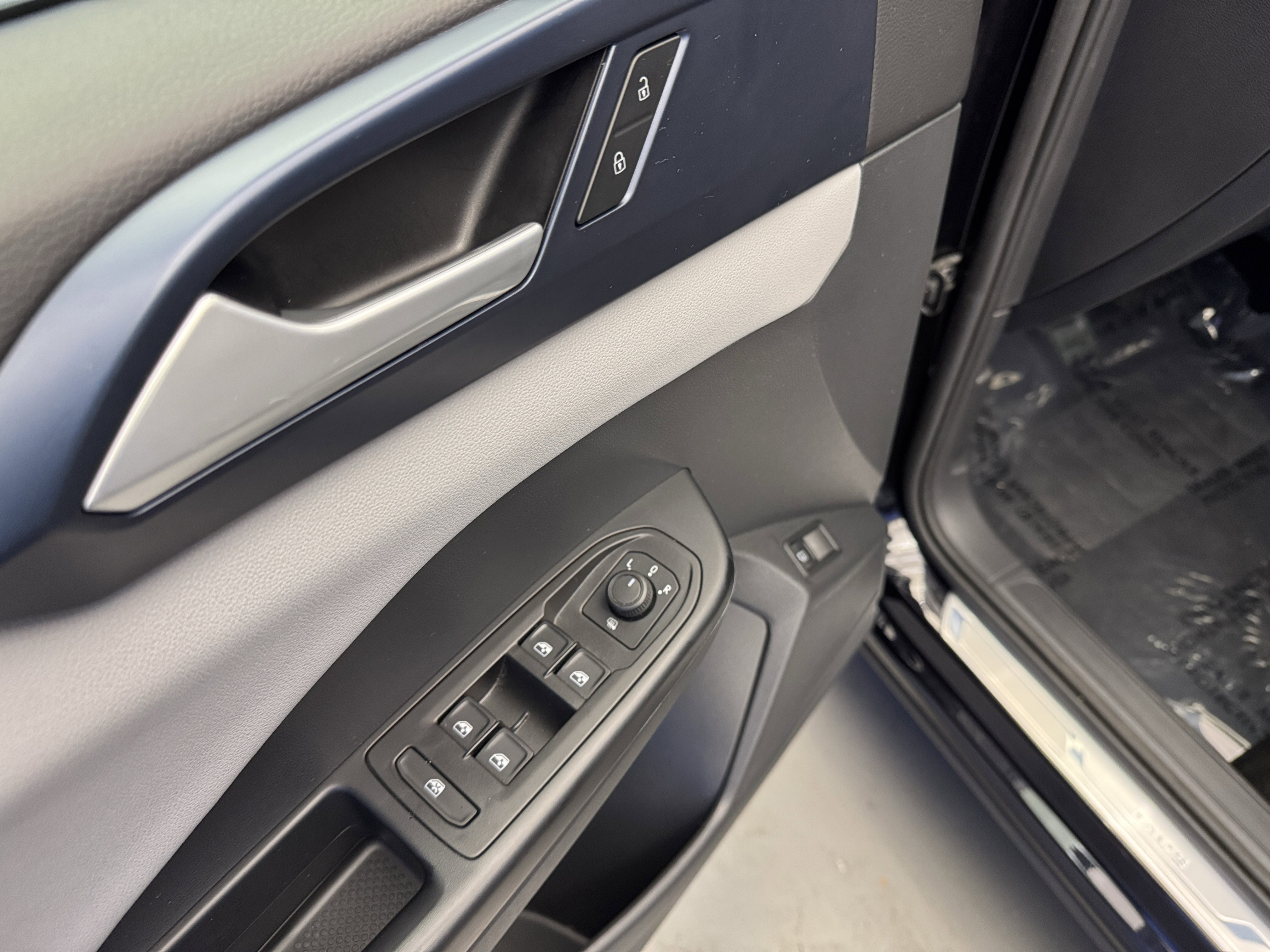 2023 Volkswagen Taos SE photo 2