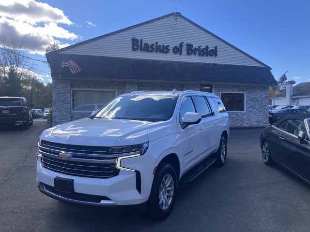 2024 Chevrolet Suburban LT's photo