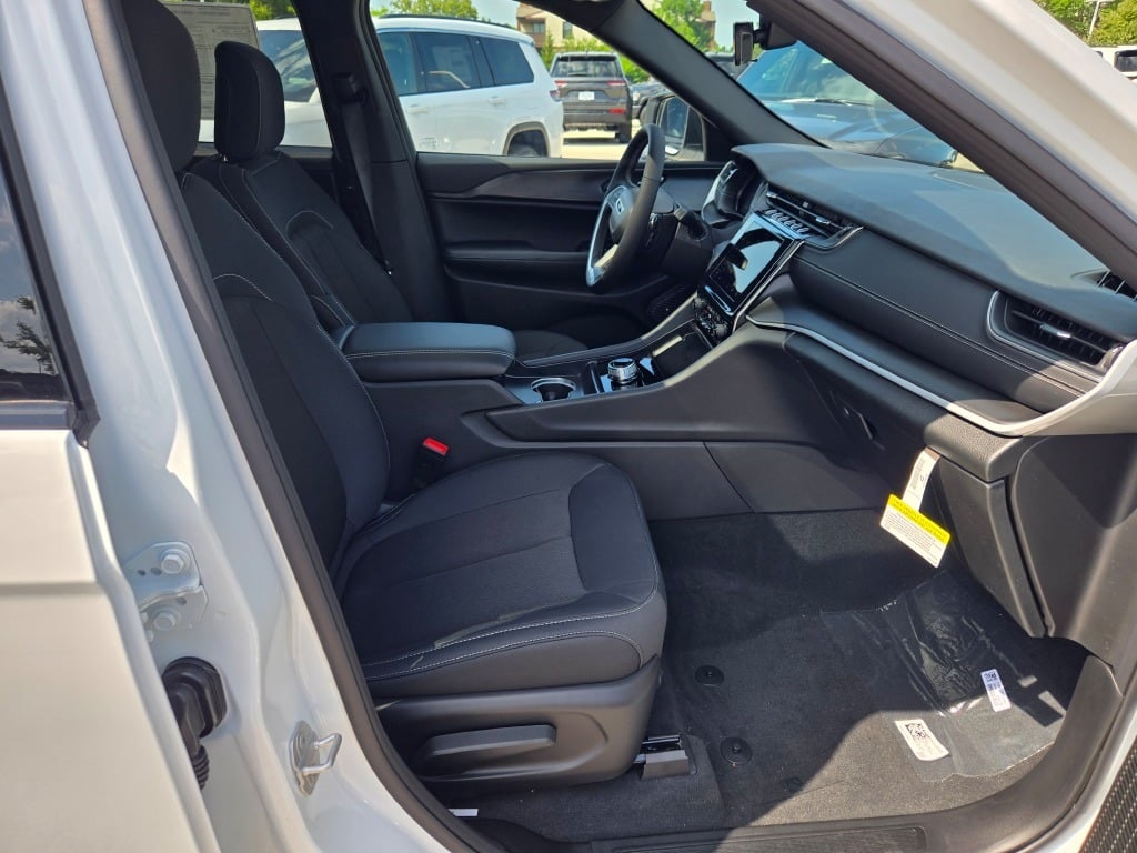 2025 Jeep Grand Cherokee Laredo photo 3