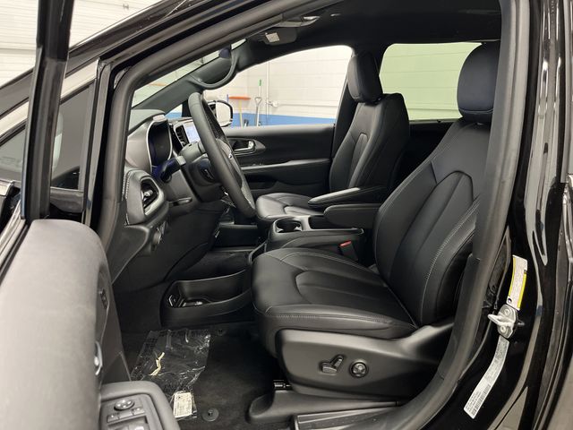 2026 Chrysler Pacifica photo 4