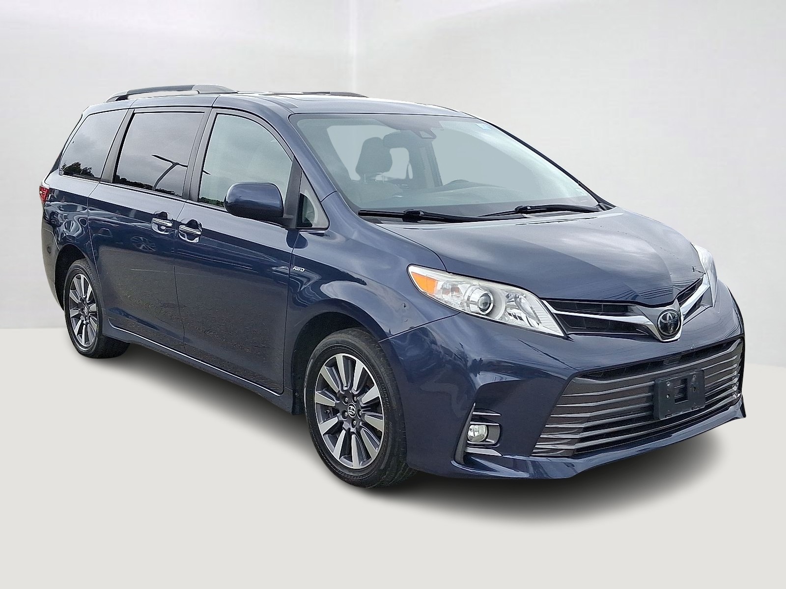 2020 Toyota Sienna XLE photo 3