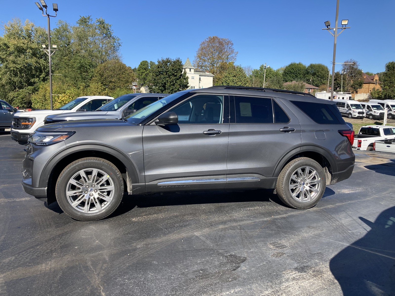 2025 Ford Explorer photo 2