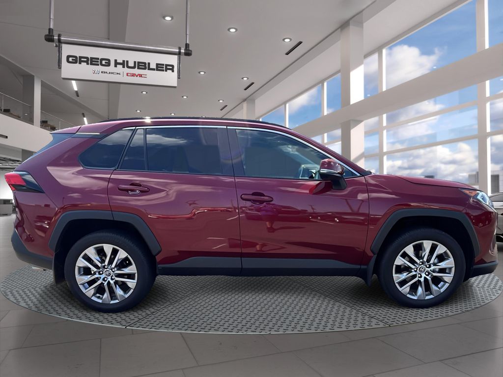 2021 Toyota RAV4 XLE Premium photo 4