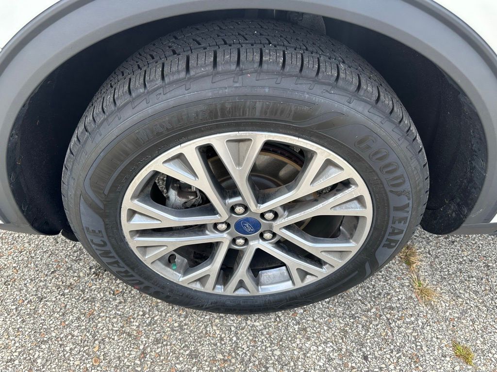 2022 Ford Escape SEL photo 5