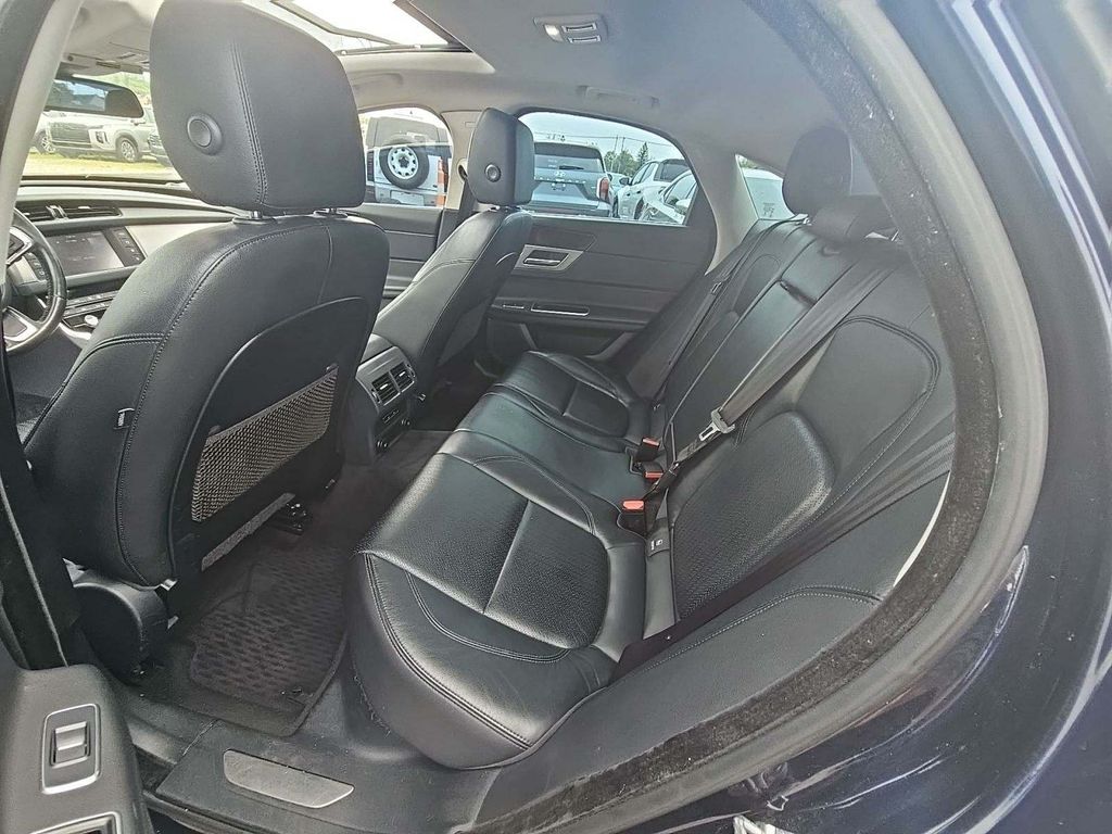 2018 Jaguar XF 30t Prestige photo 4