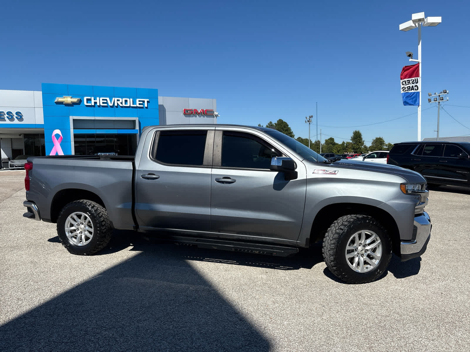 2020 Chevrolet Silverado 1500 LT photo 2