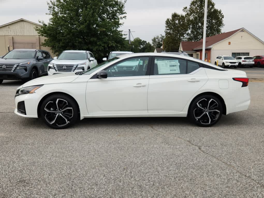 2025 Nissan Altima SR photo 3