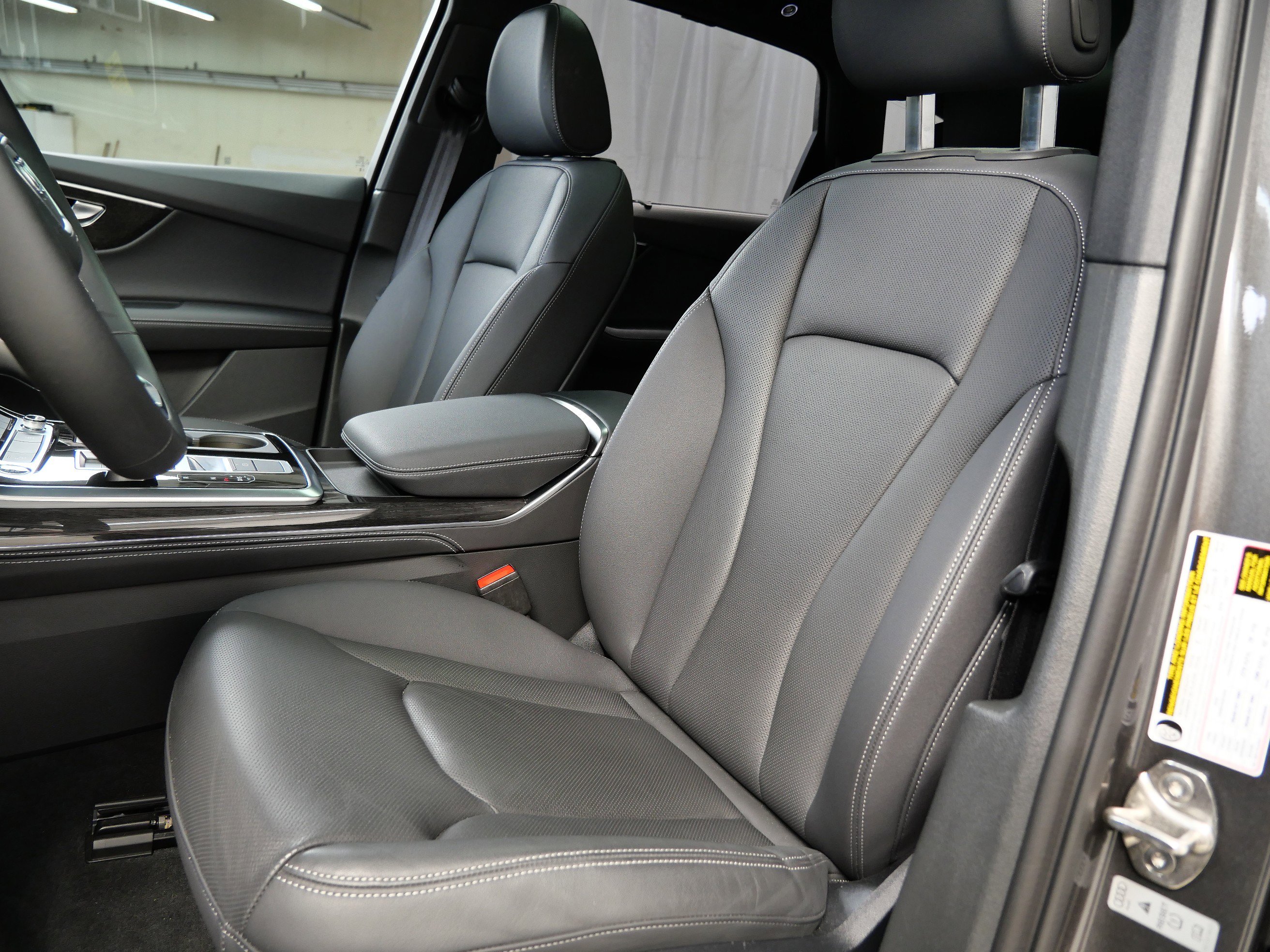 2025 Audi Q7 Premium Plus photo 2