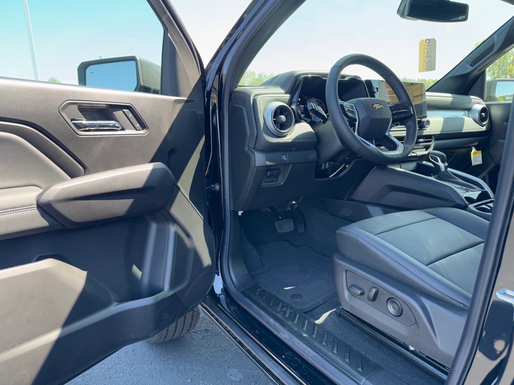 2025 Chevrolet Colorado Work Truck LT photo 10