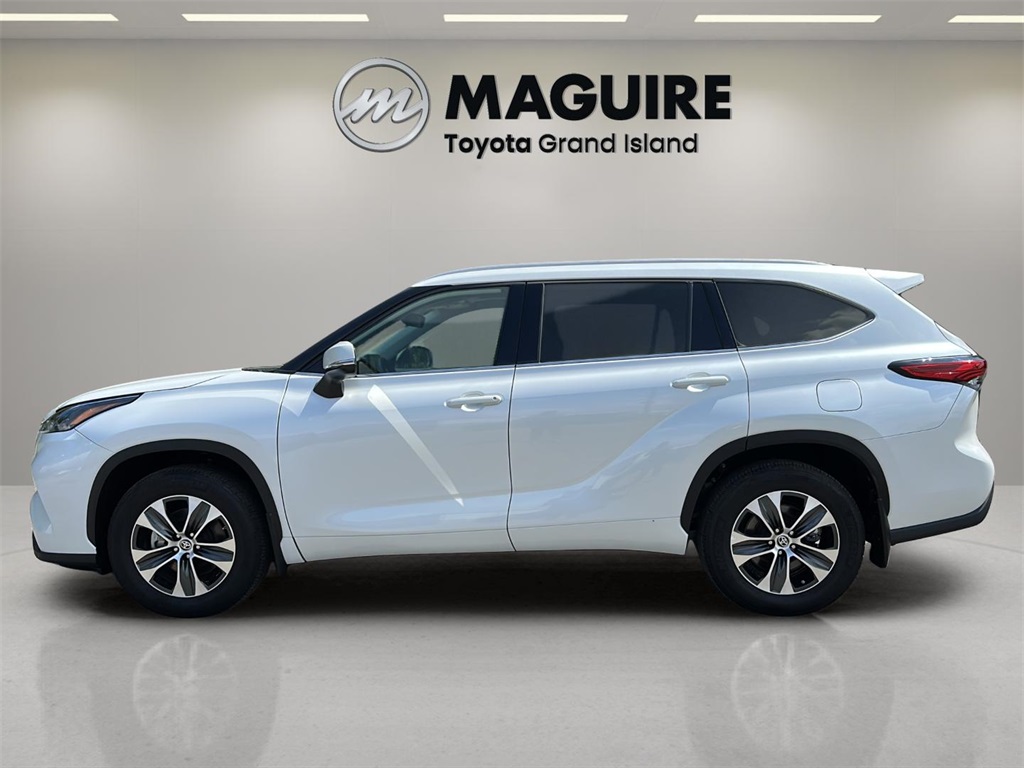 2022 Toyota Highlander XLE photo 2