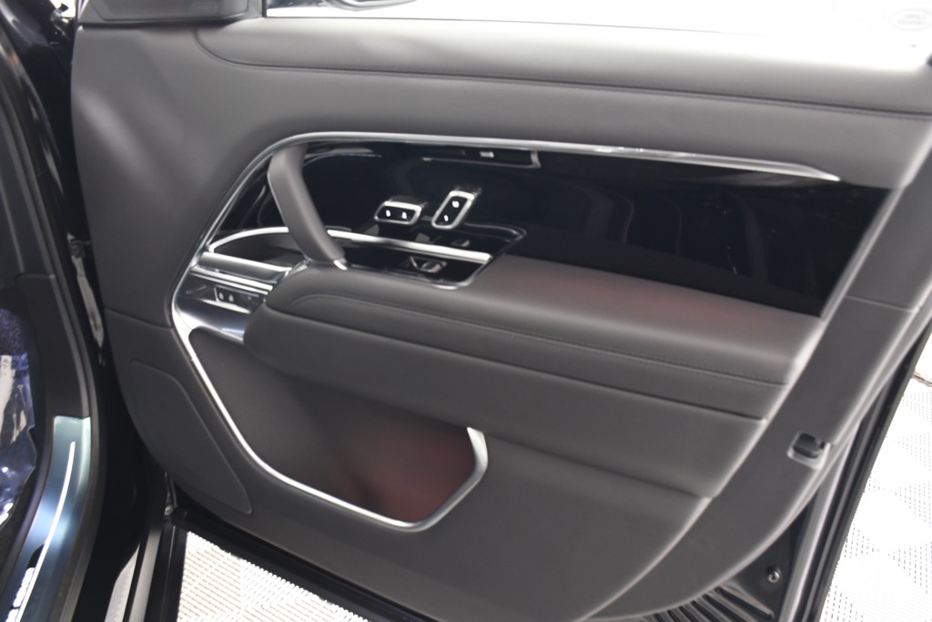 2025 Land Rover Range Rover SE photo 17