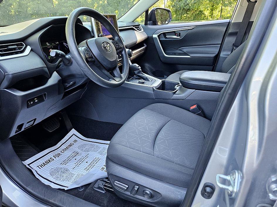 2024 Toyota RAV4 Hybrid XLE photo 5