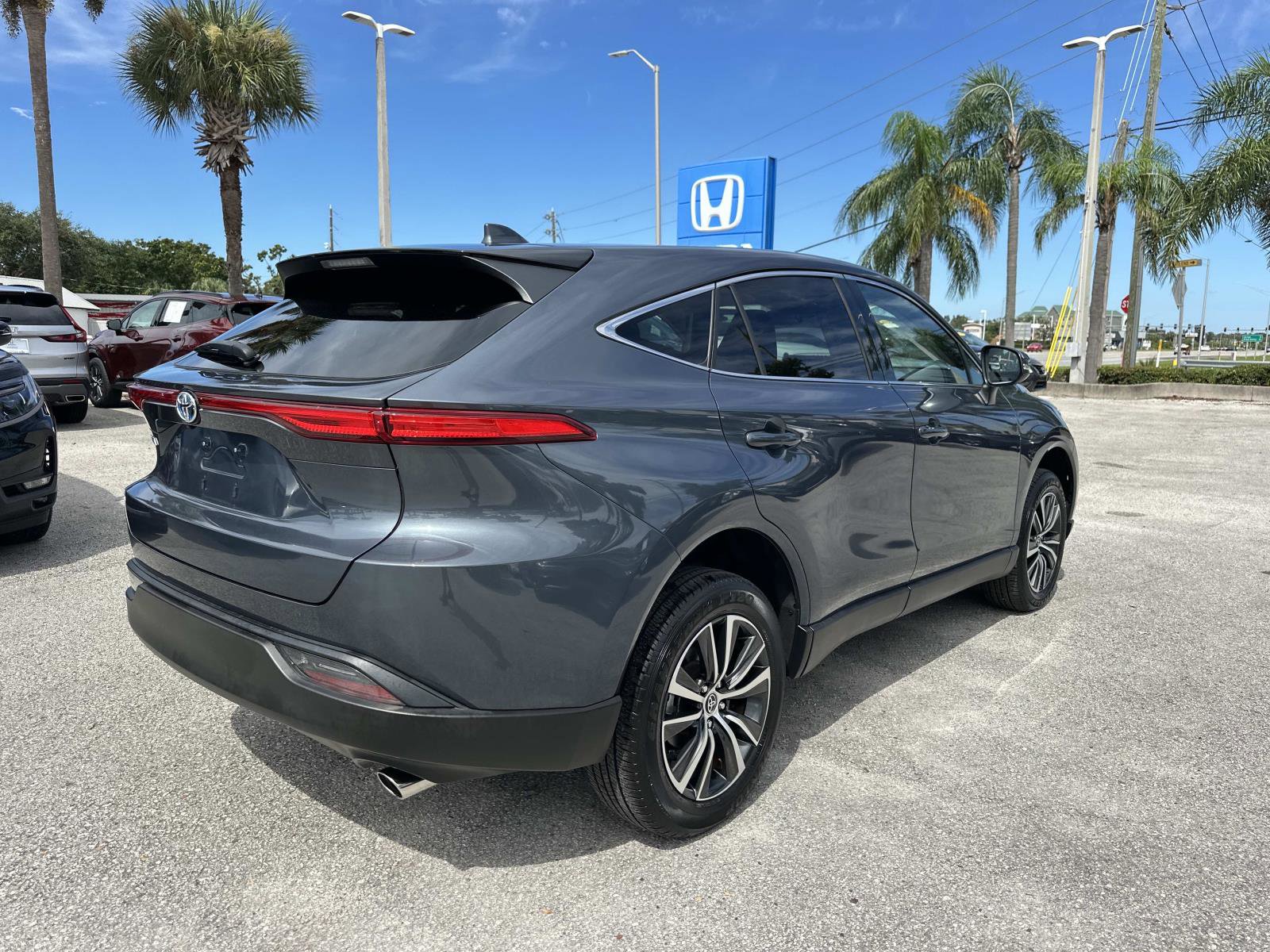 2023 Toyota Venza LE photo 3