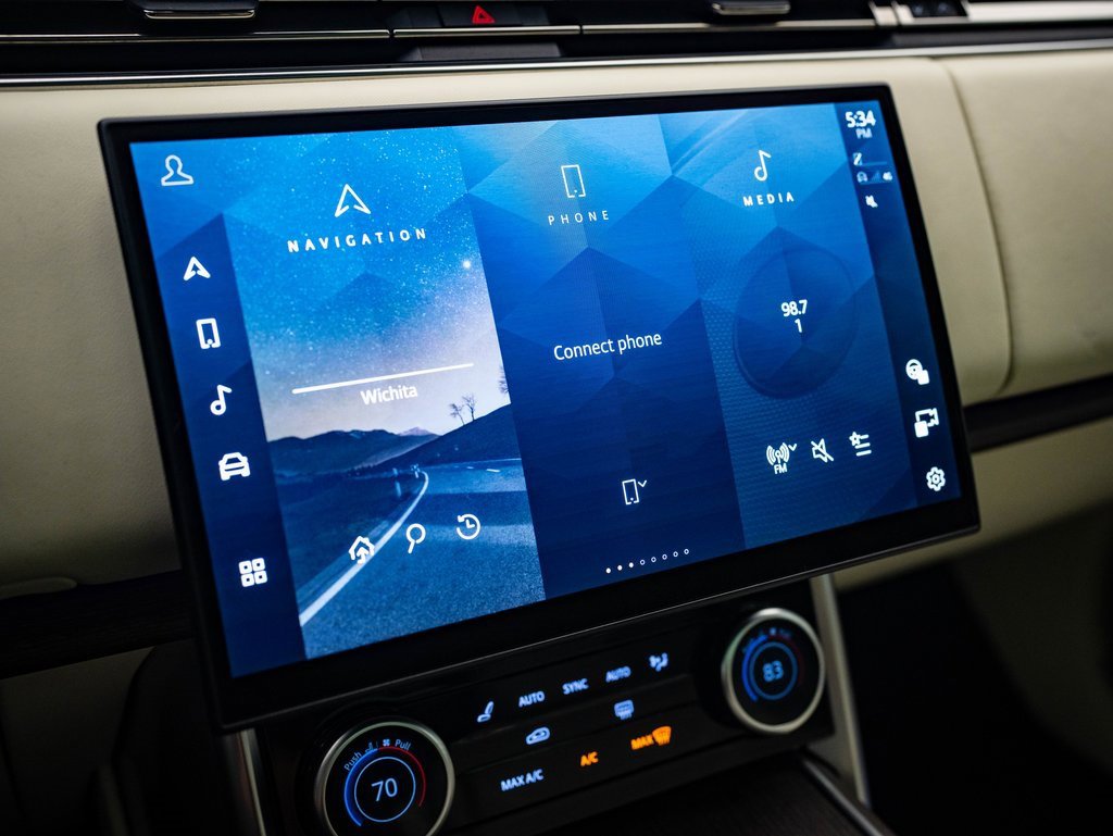 2022 Land Rover Range Rover SE photo 26