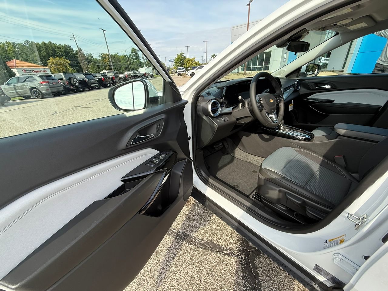 2025 Chevrolet Trax LT photo 11