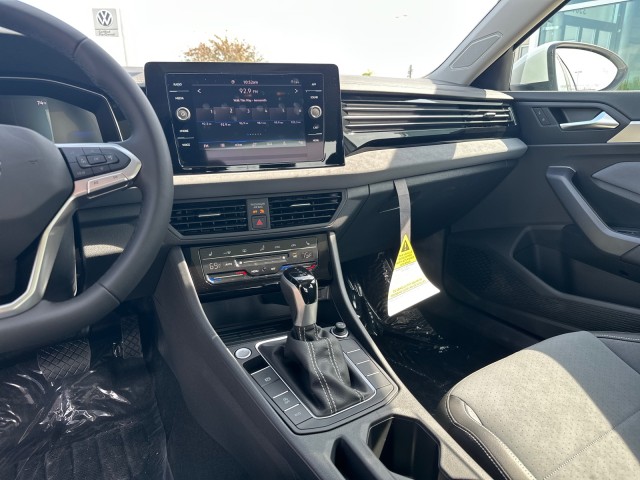 2025 Volkswagen Jetta SE photo 16