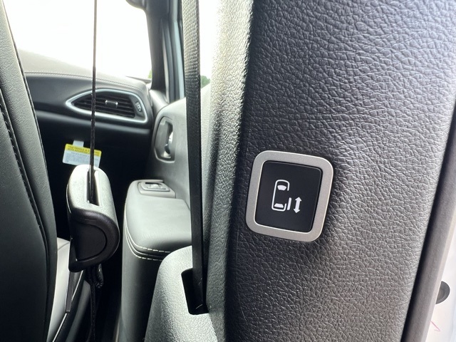 2026 Chrysler Pacifica photo 16
