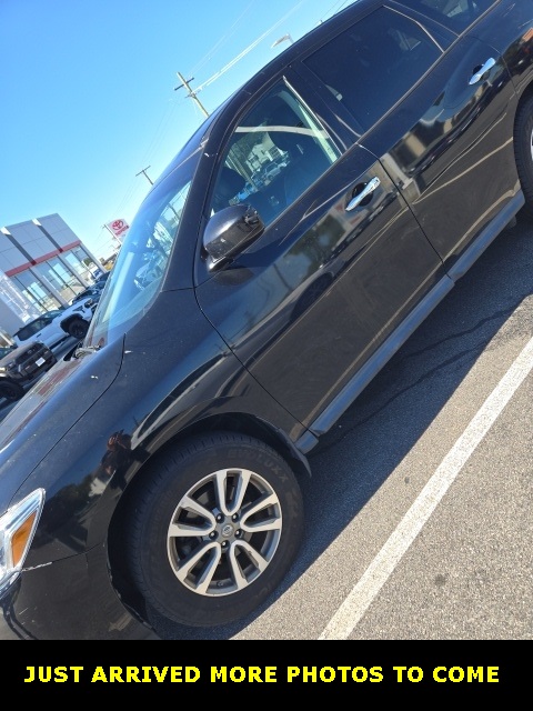 2013 Nissan Pathfinder S photo 2