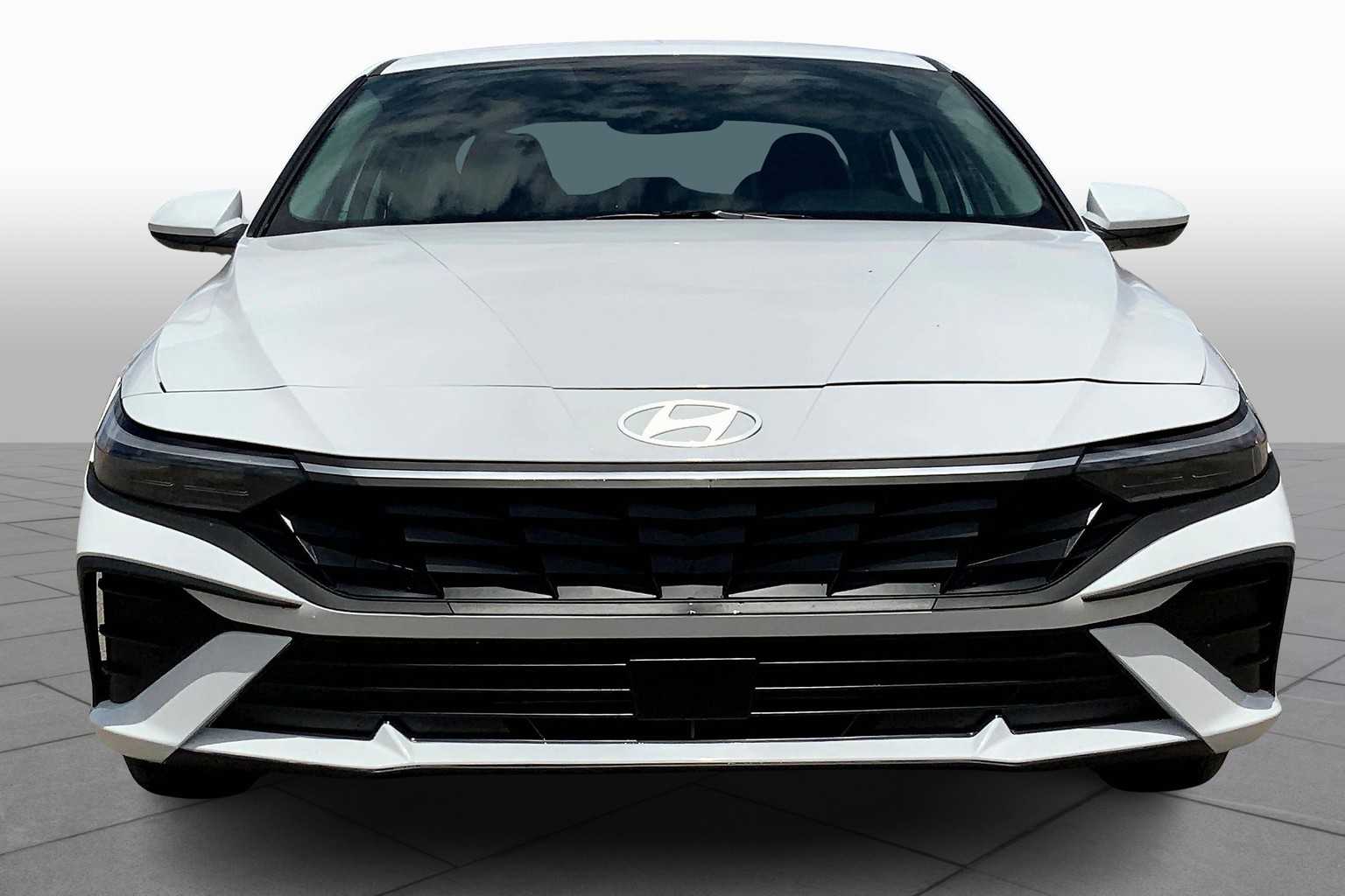 2024 Hyundai Elantra SEL photo 3