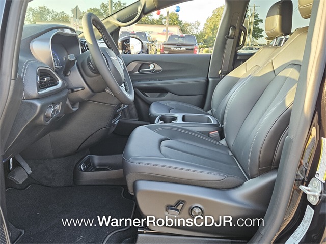 2026 Chrysler Pacifica photo 5