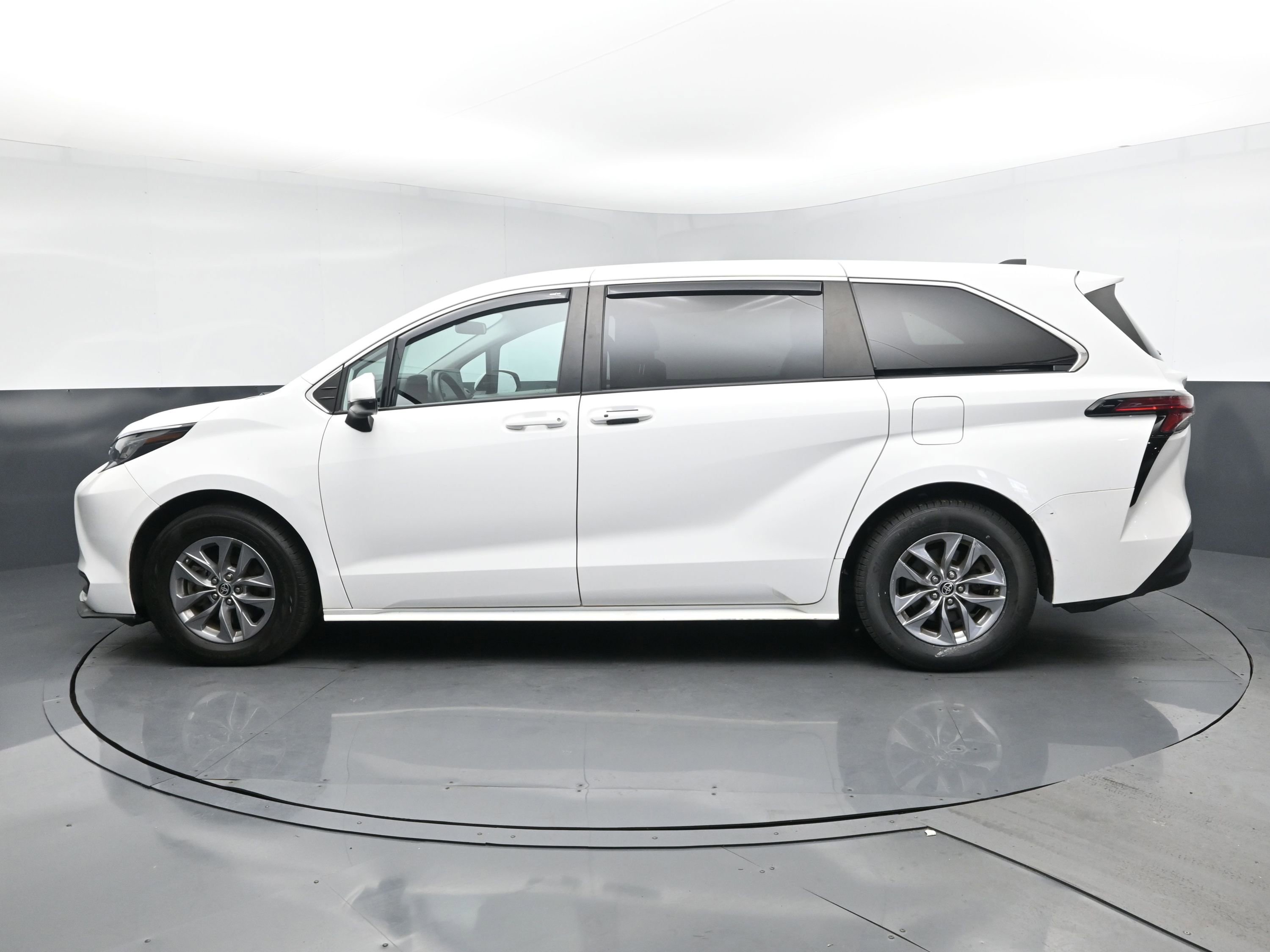 2022 Toyota Sienna LE photo 3