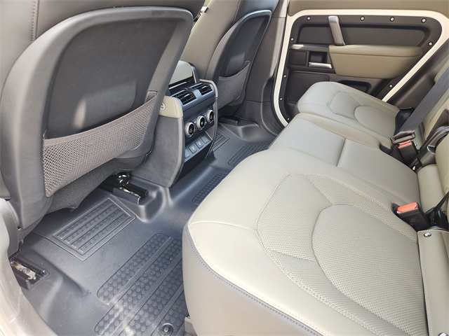 2025 Land Rover Defender 110 X-Dynamic SE photo 16