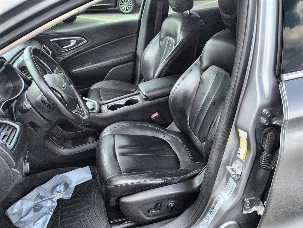 2017 Chrysler 200 Limited photo 11
