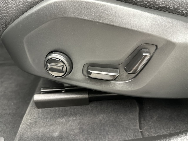 2023 Volvo XC60 B5 Plus photo 4