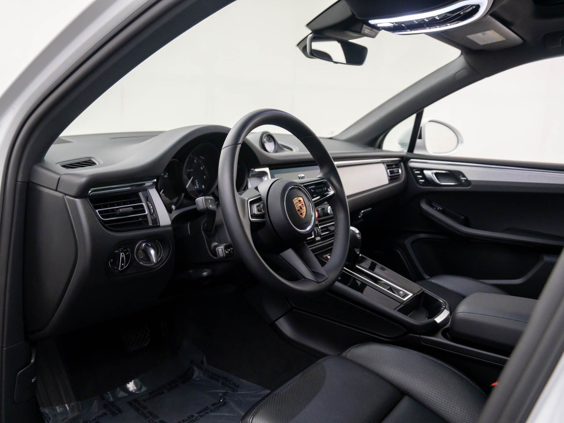 2025 Porsche Macan photo 3