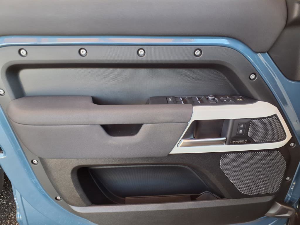 2023 Land Rover Defender X-Dynamic SE photo 6