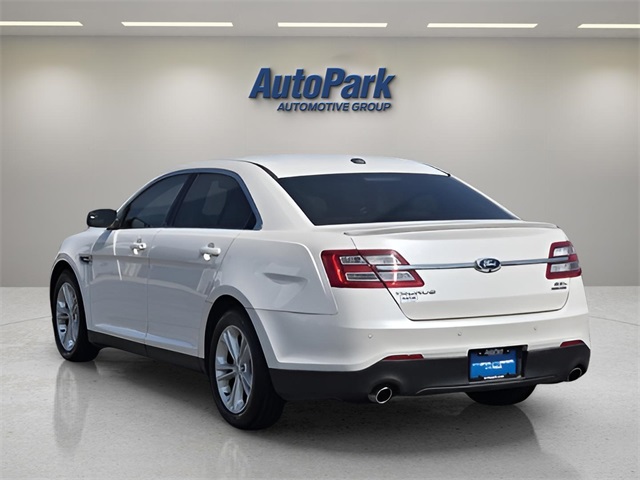 2015 Ford Taurus SEL photo 4