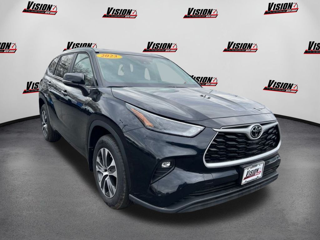 2023 Toyota Highlander XLE photo 3