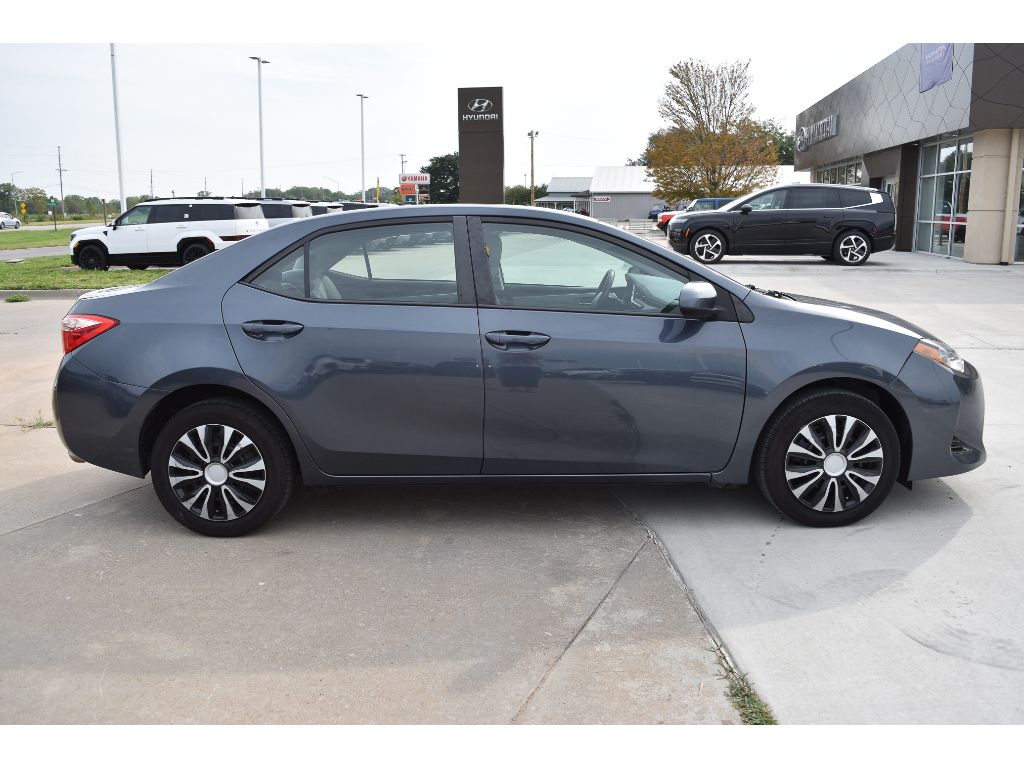 2019 Toyota Corolla LE photo 7