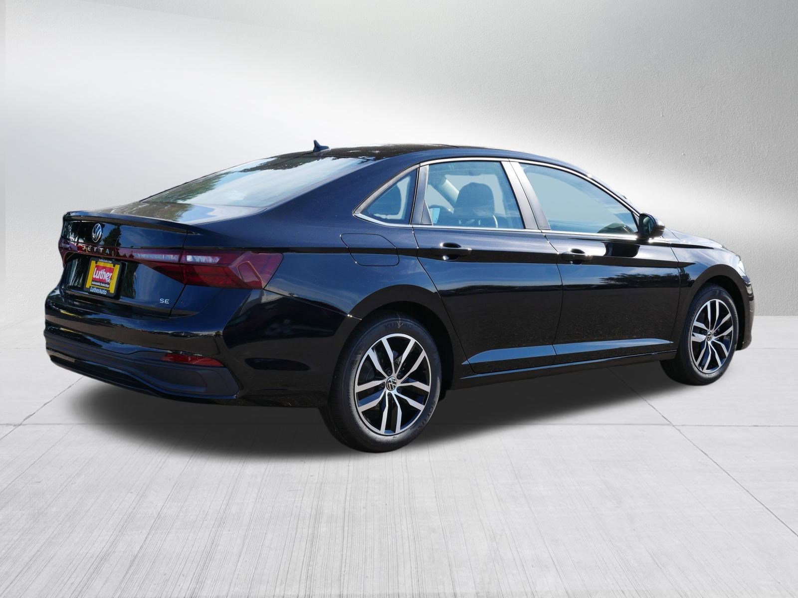 2025 Volkswagen Jetta SE photo 3