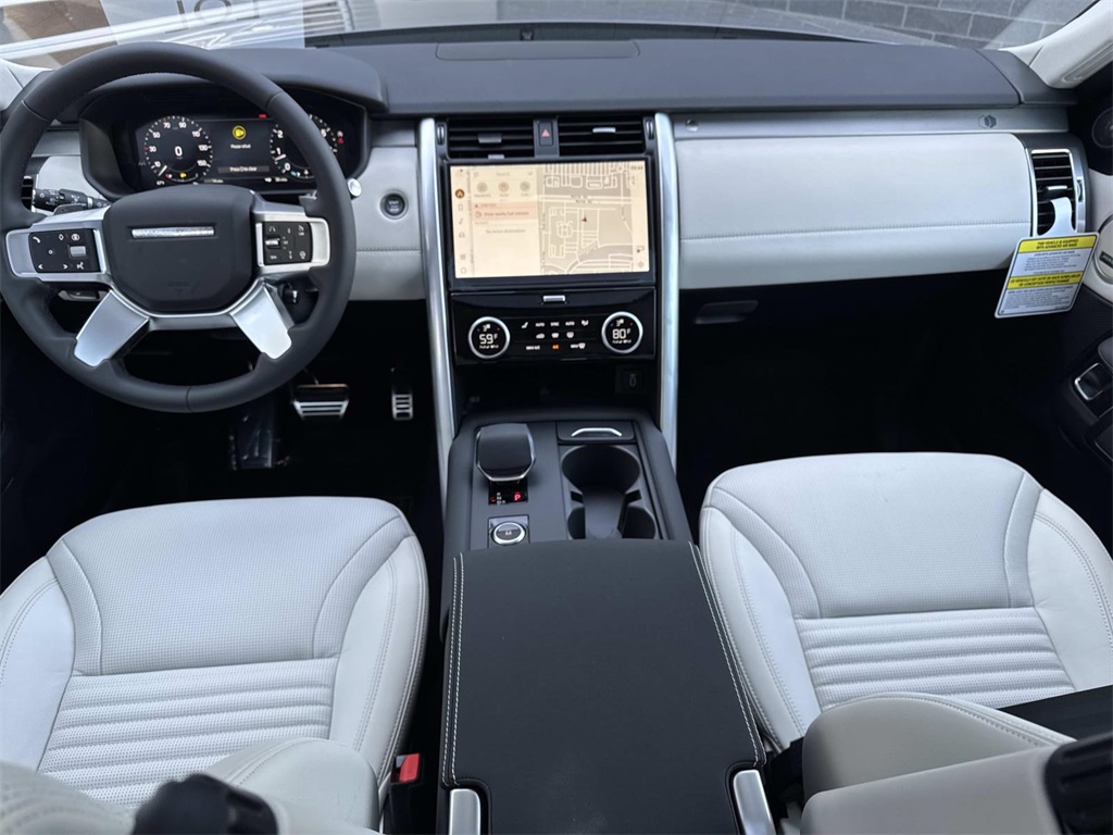 2026 Land Rover Discovery photo 18