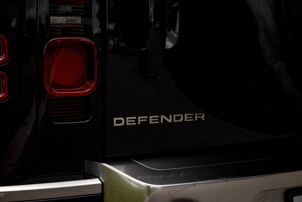 2023 Land Rover Defender 110 S photo 7