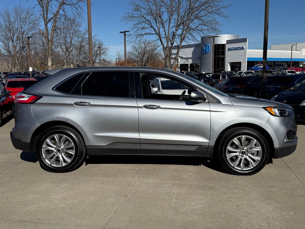 2023 Ford Edge Titanium photo 3