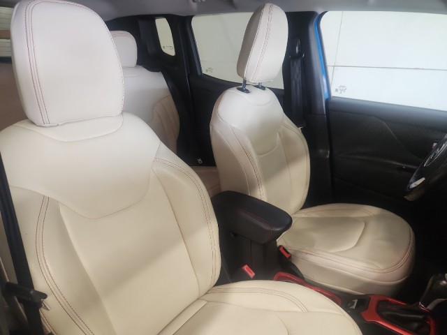 2015 Jeep Renegade Trailhawk photo 9