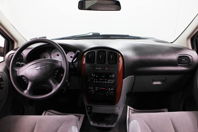 2007 Chrysler Town & Country LX photo 29