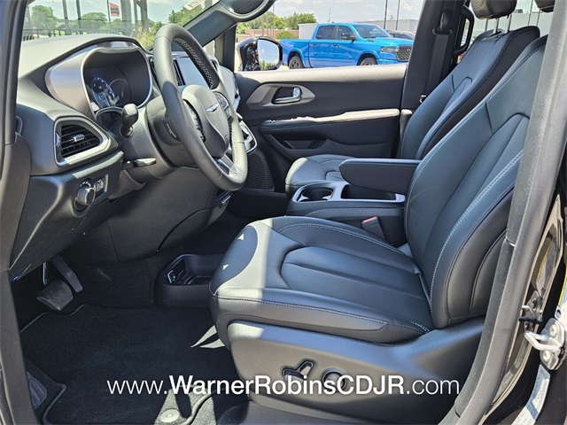 2025 Chrysler Voyager LX photo 5