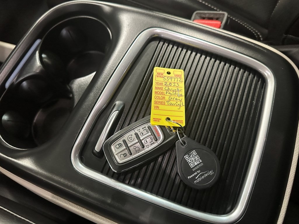 2023 Chrysler Pacifica Touring L photo 18